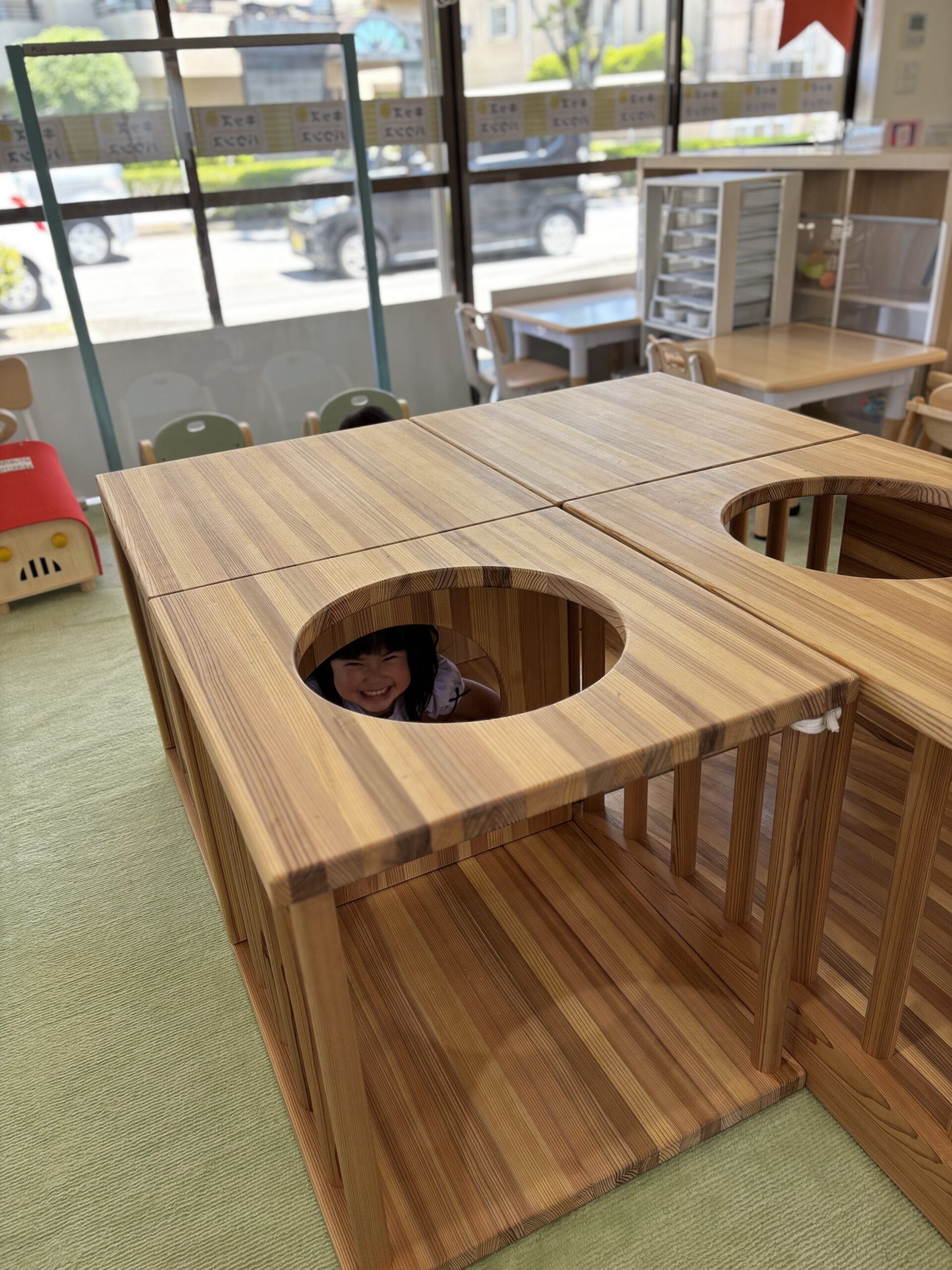 探検！森のトンネルで遊ぶ様子2