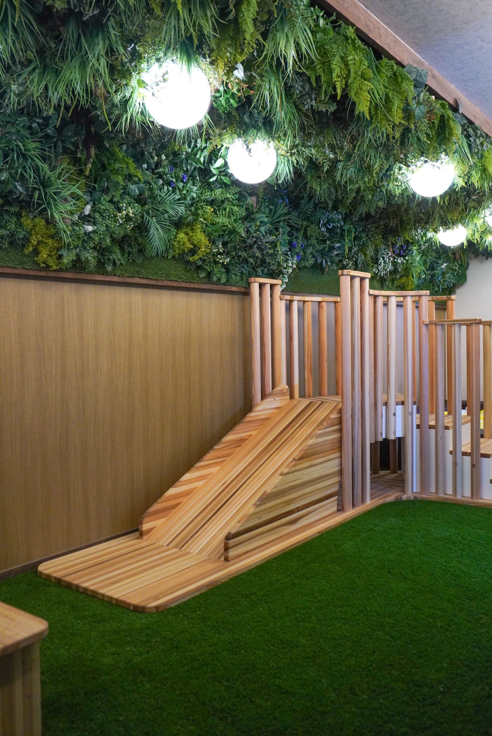 温泉旅館のすべり台設置風景1