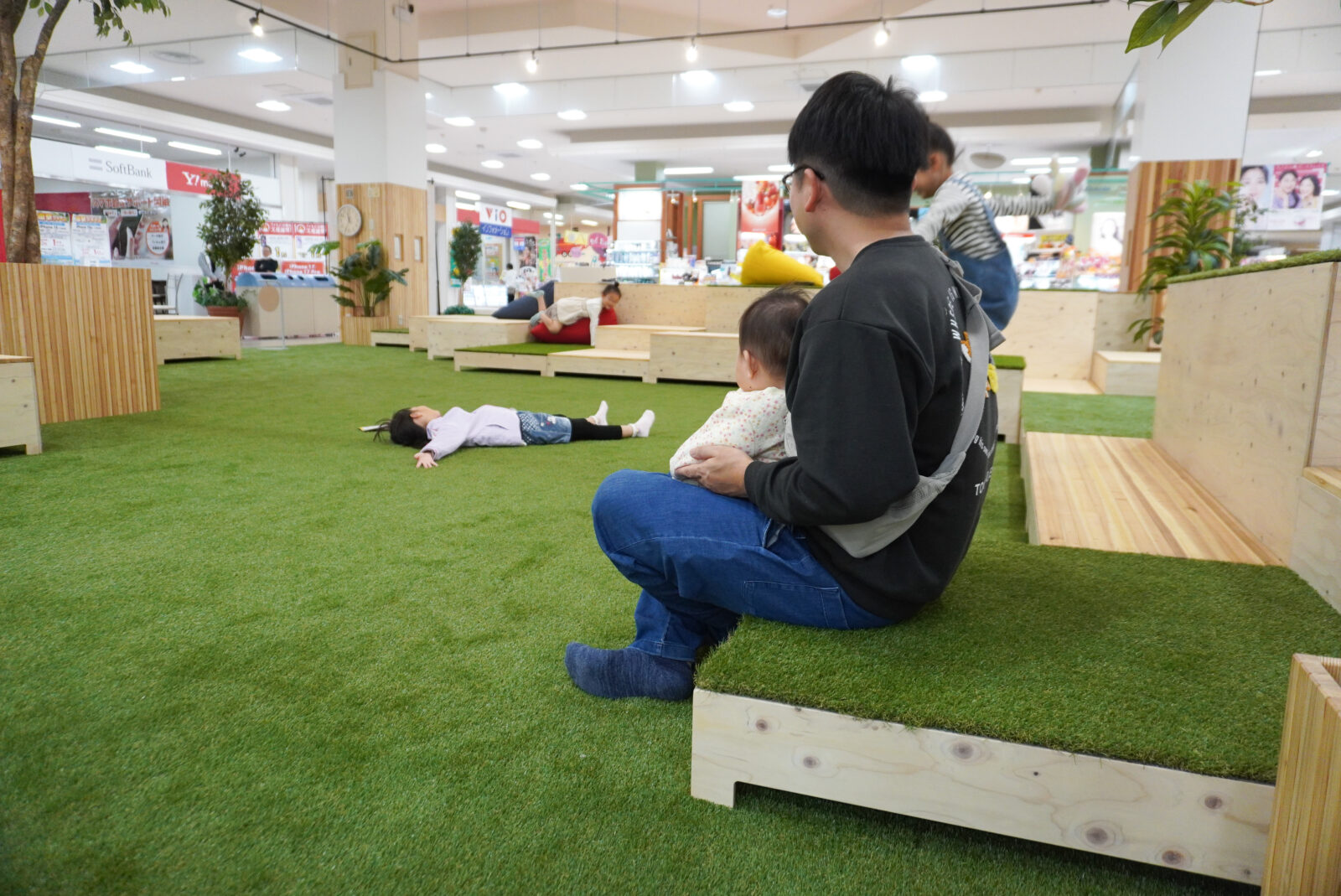 靴を脱いでくつろげるスペースの様子