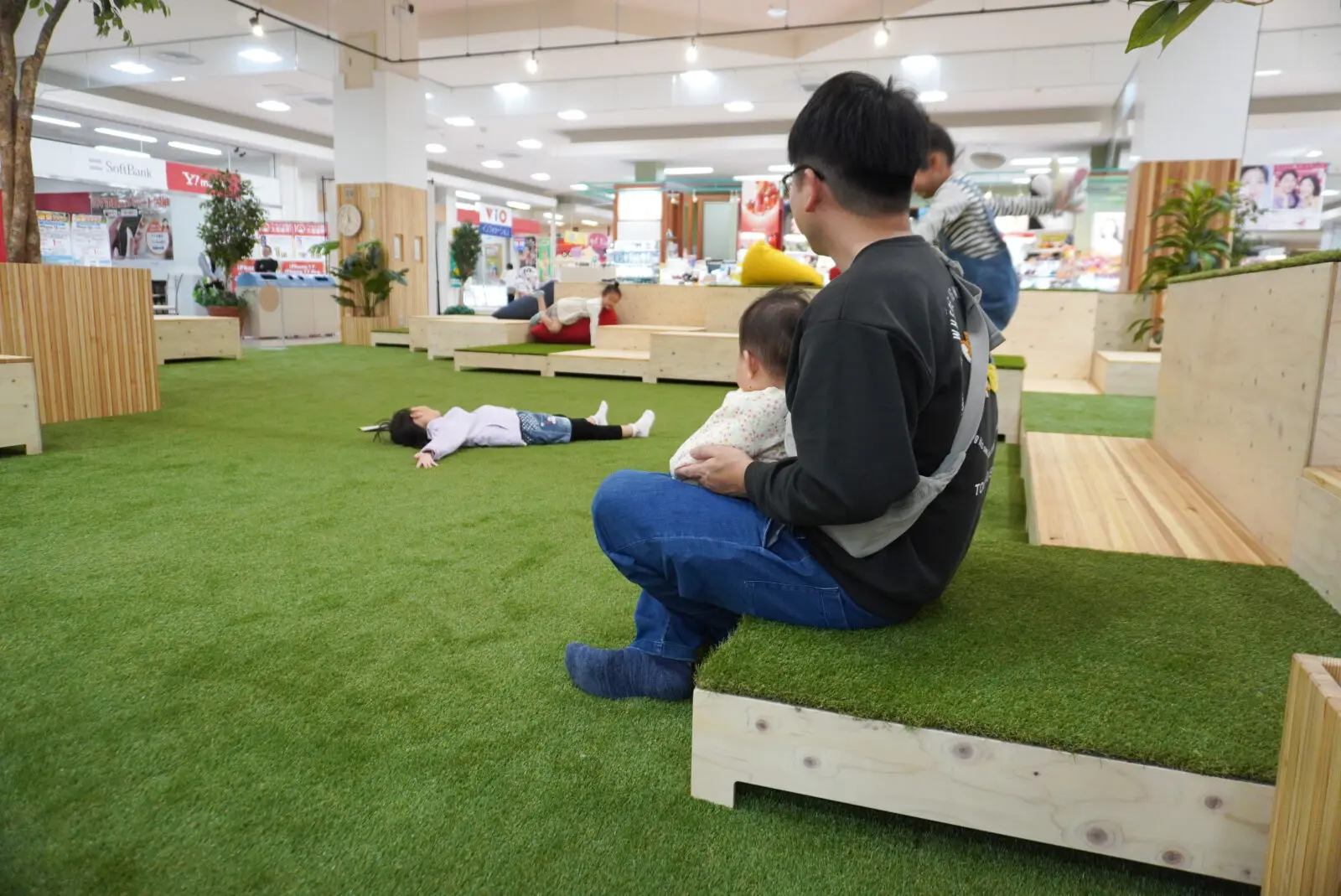 子どもを見守る家族が過ごすキッズスペース