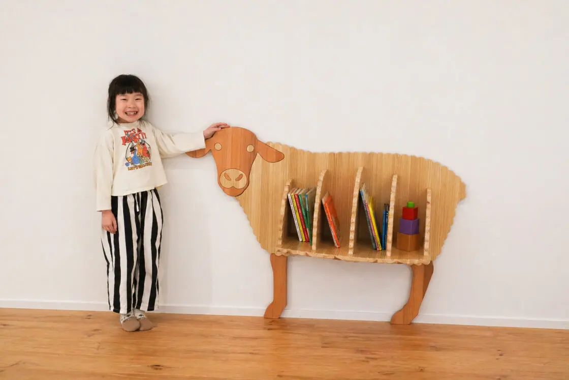 国産杉で作られた等身大のヒツジ型絵本棚