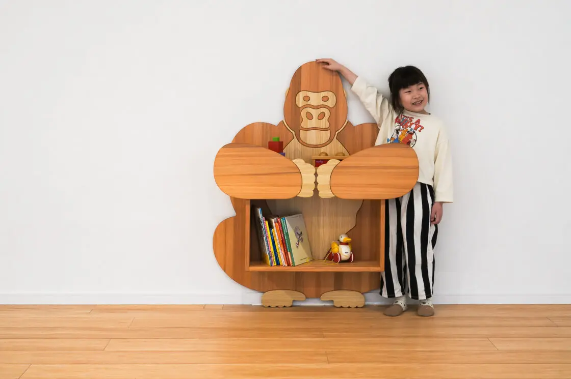 ゴリラをモチーフにした木製のどうぶつ絵本棚