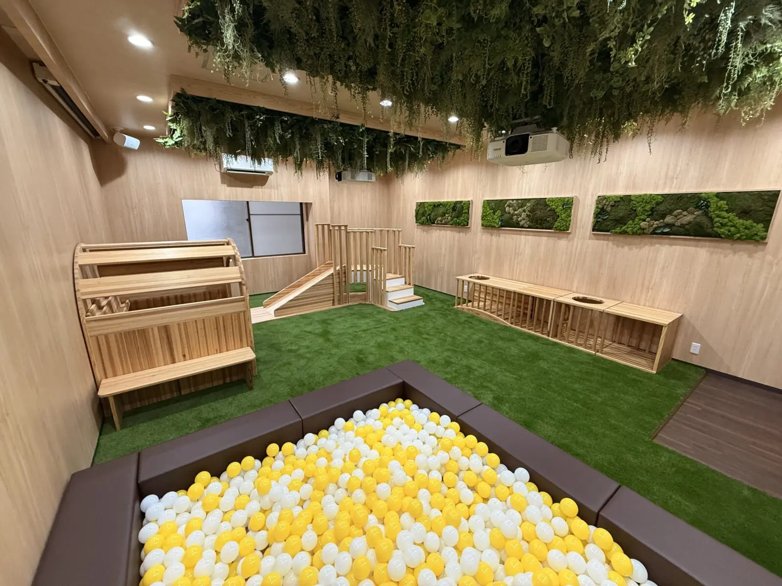 木製すべり台やトンネルを組み合わせたキッズスペース