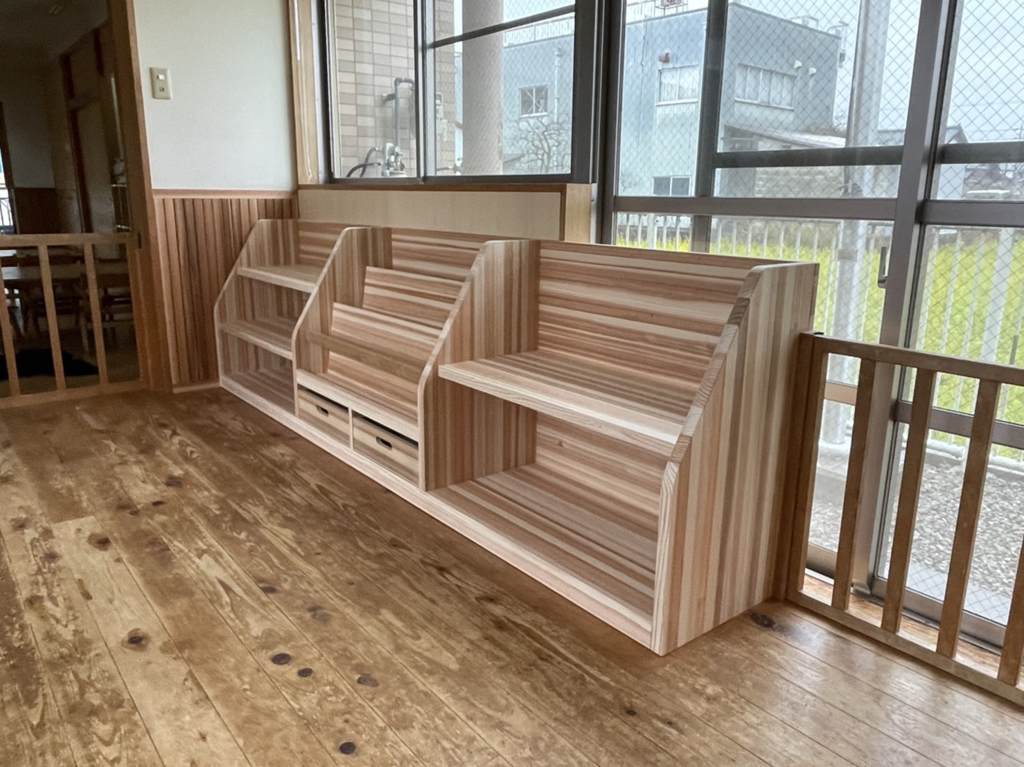 F保育園様に納品したセミオーダー絵本ラック