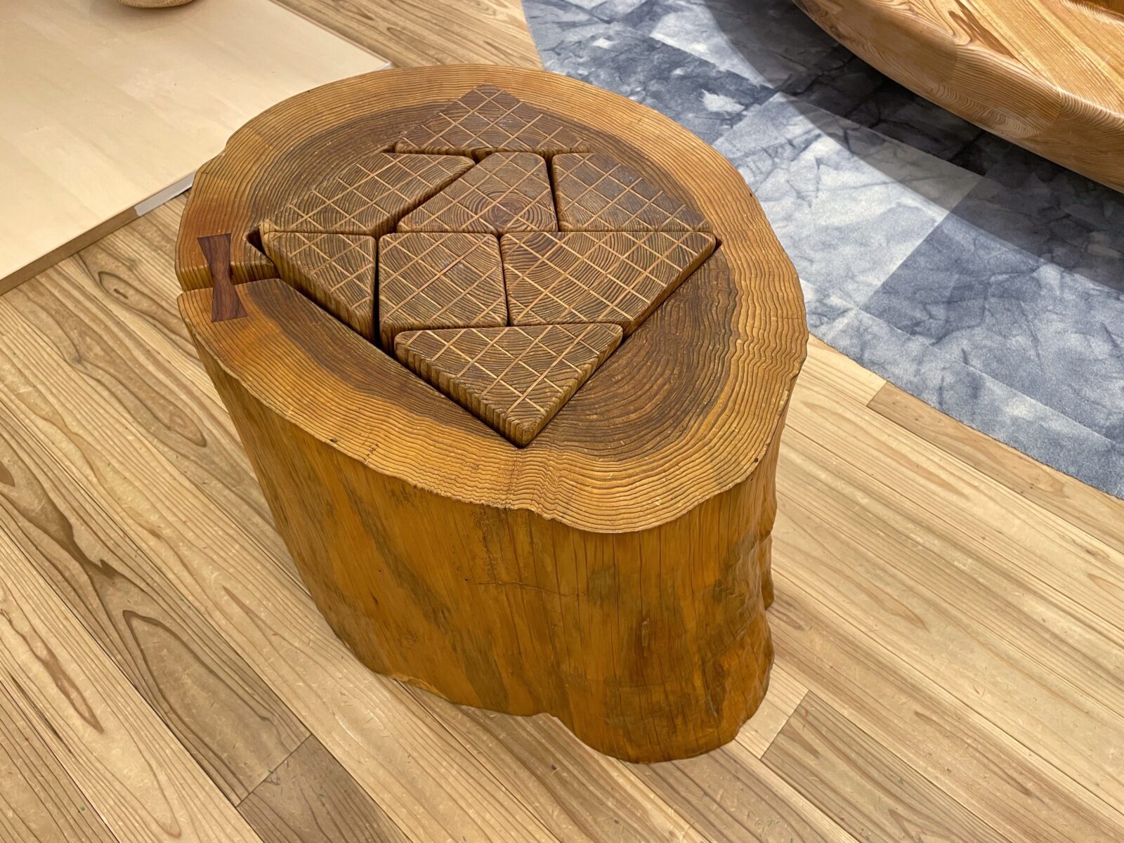 木の形と木目を生かして制作した木製遊具