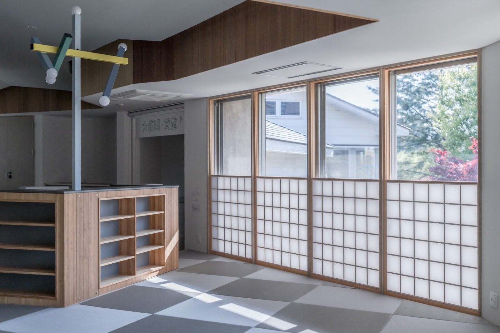 障子風の建具と杉の収納什器がある水芭蕉の窓辺